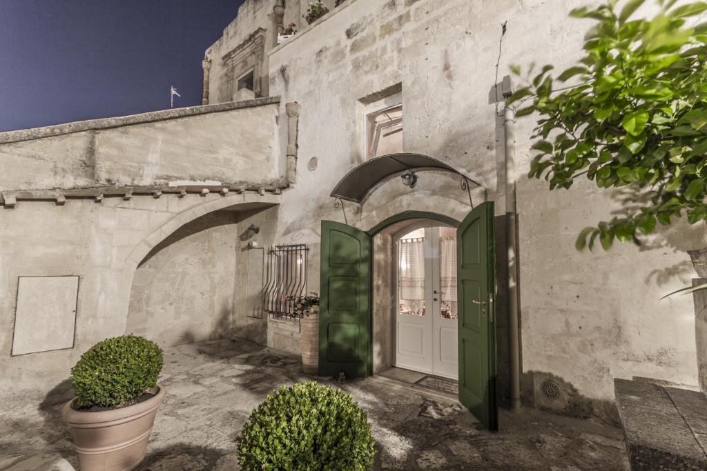 un accès à un bâtiment avec une porte verte dans l'établissement Il Tempo Ritrovato, à Matera