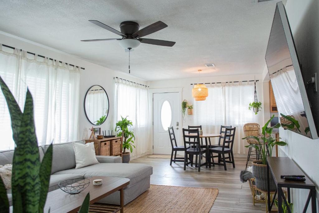 een woonkamer met een bank en een tafel bij Corner Casa (w Bikes!) Beach Home (3bd/2ba) in Jacksonville Beach