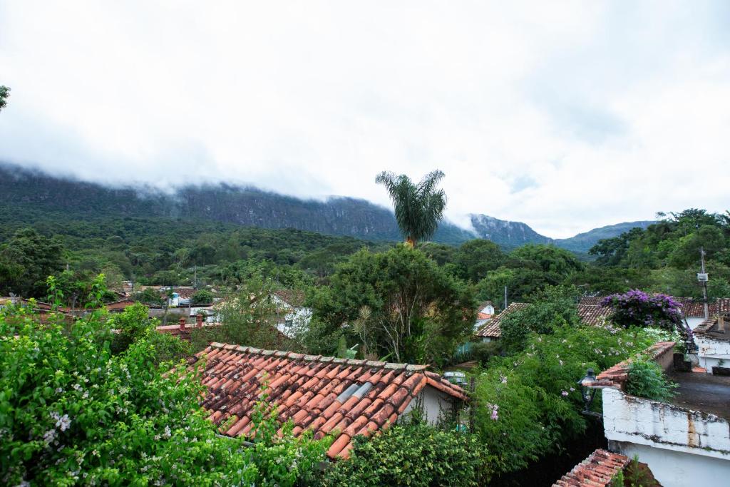 a view of a town with a palm tree on a mountain at Pousada do Beco in Tiradentes