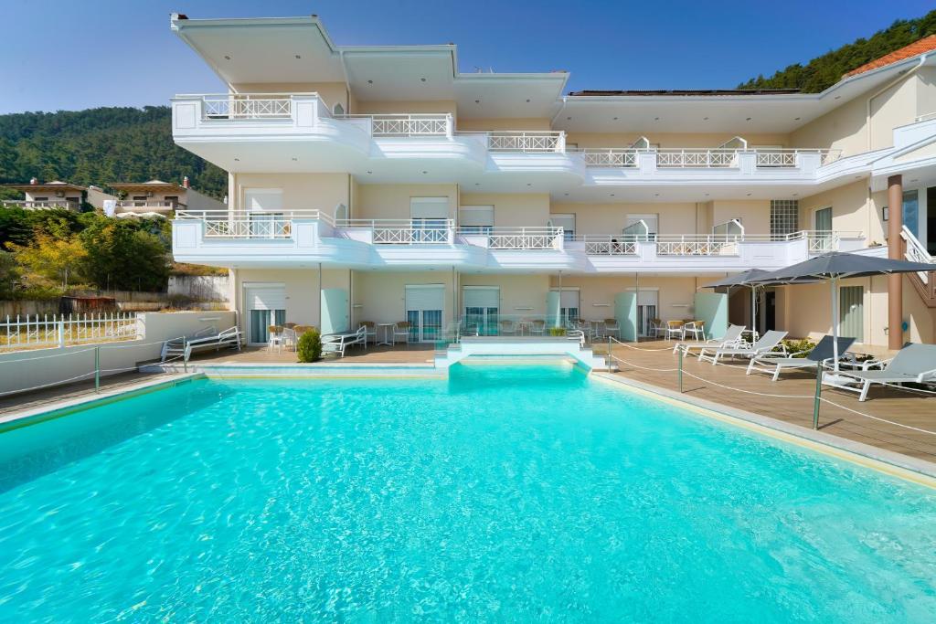 Bazén v ubytování Sunny Hotel Thassos nebo v jeho okolí
