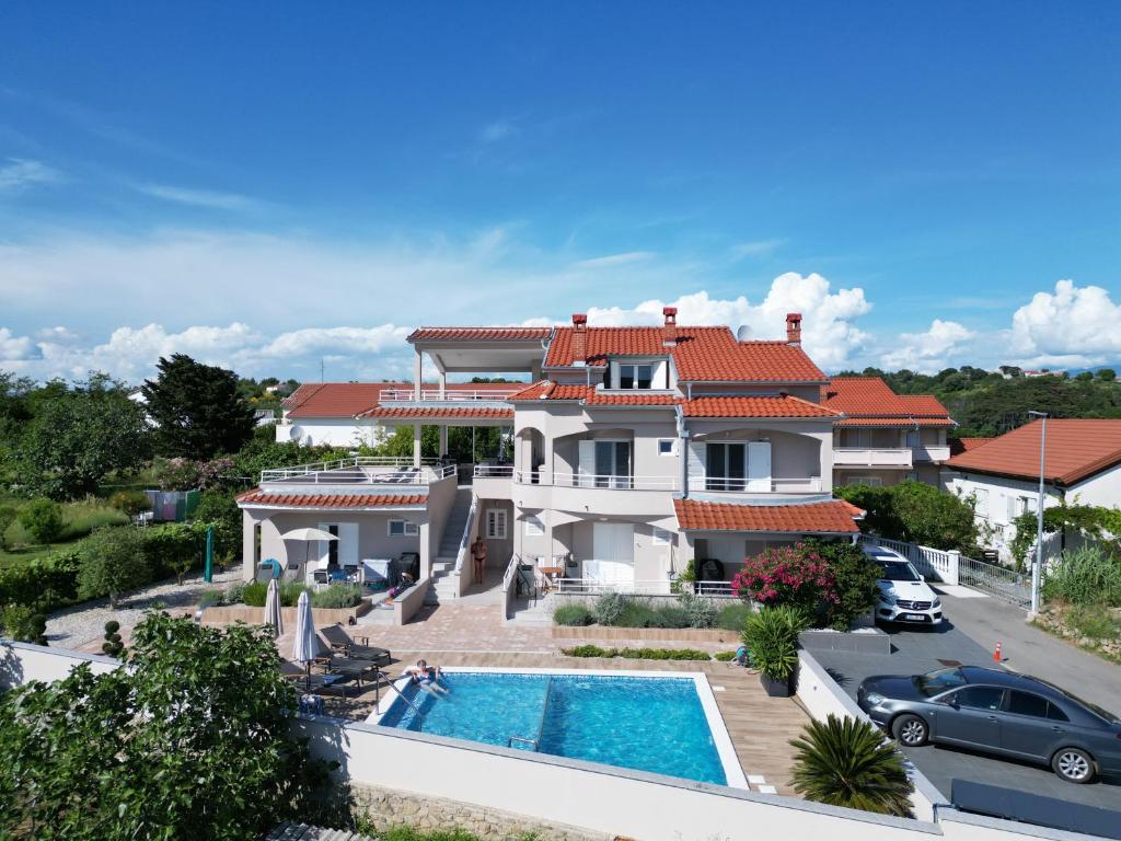 ロパールにあるVilla Gehlの大きな白い家(スイミングプール、駐車場付)