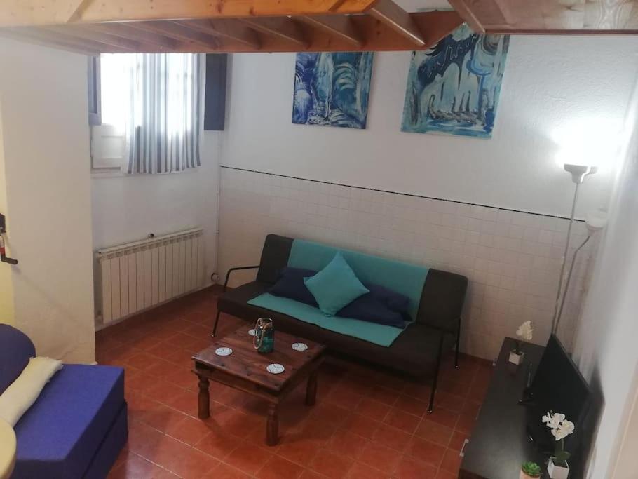 een woonkamer met een bank en een tafel bij GRH Tarraco - city center in Tarragona