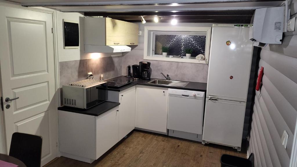Kuchyň nebo kuchyňský kout v ubytování Fin leilighet i stille og rolig område med gratis privat parkering!