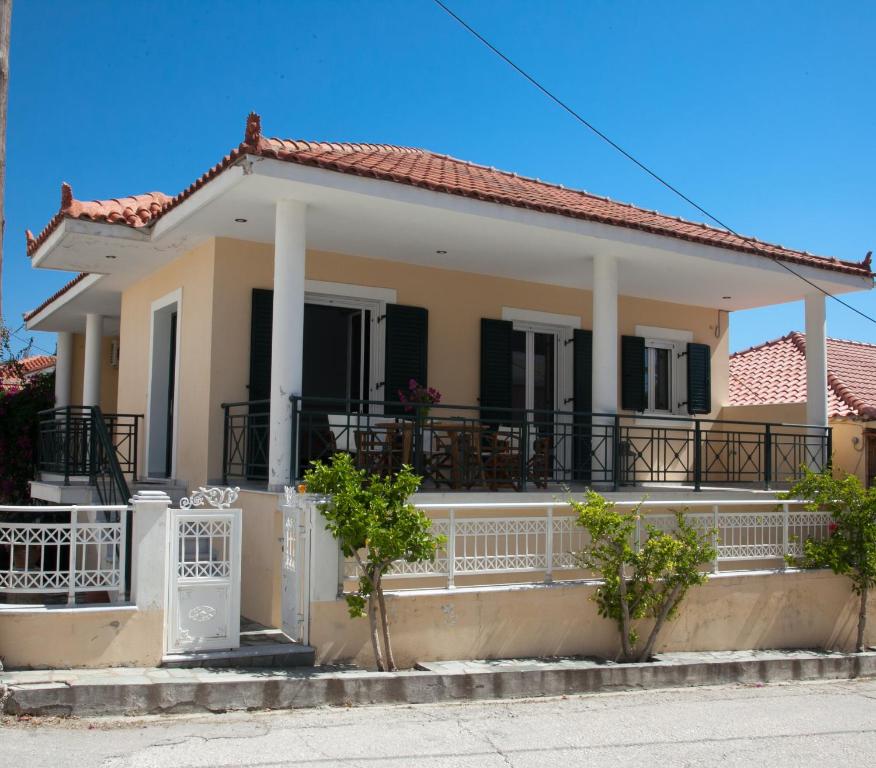 een huis met een veranda en een balkon bij Antonello House in Lixouri