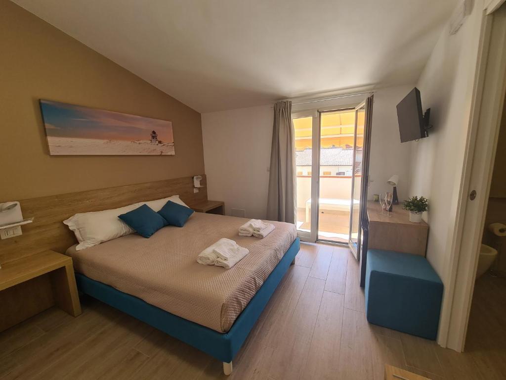 a bedroom with a bed and a balcony at B&B Al Quadrato in Scalea