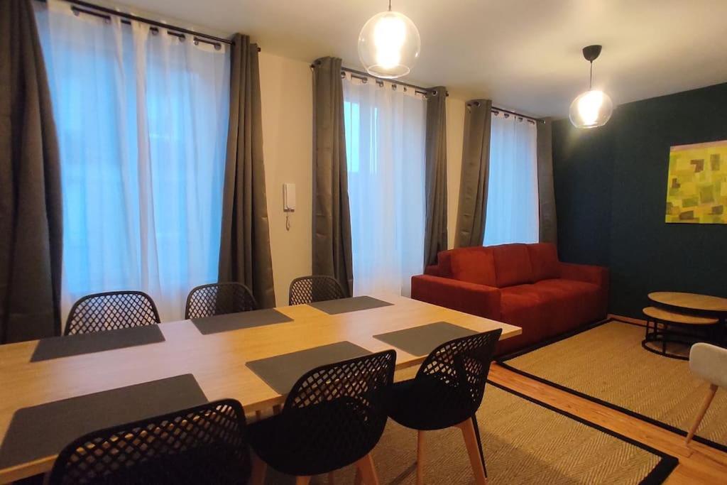 un salon avec une table, des chaises et un canapé dans l'établissement The Gast-House : Family, à Isigny-sur-Mer