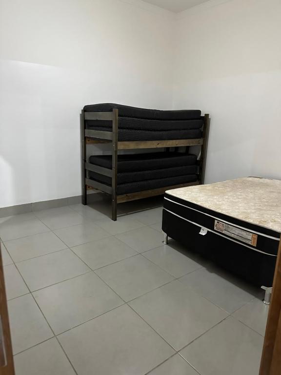 um quarto com 2 camas e piso em azulejo branco em Área de Lazer morada do sol em São José do Rio Preto