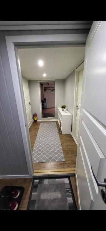 Postel nebo postele na pokoji v ubytování Fin leilighet i stille og rolig område med gratis privat parkering!