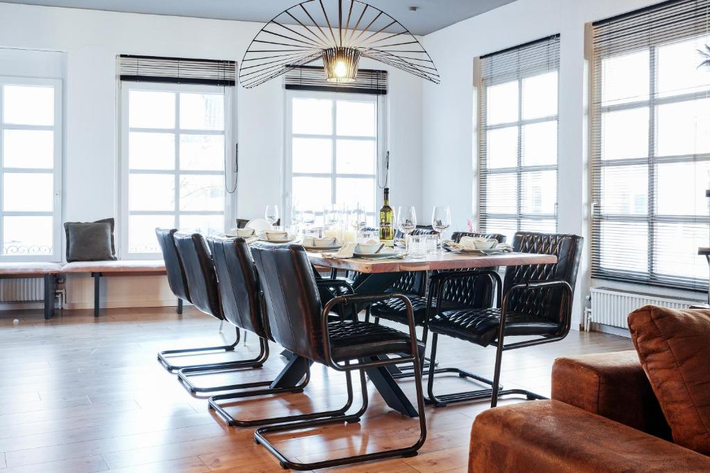 comedor con mesa y sillas en nobilis Apartment - 8 Pers - Marktplatz - Netflix - PS4, en Lingen