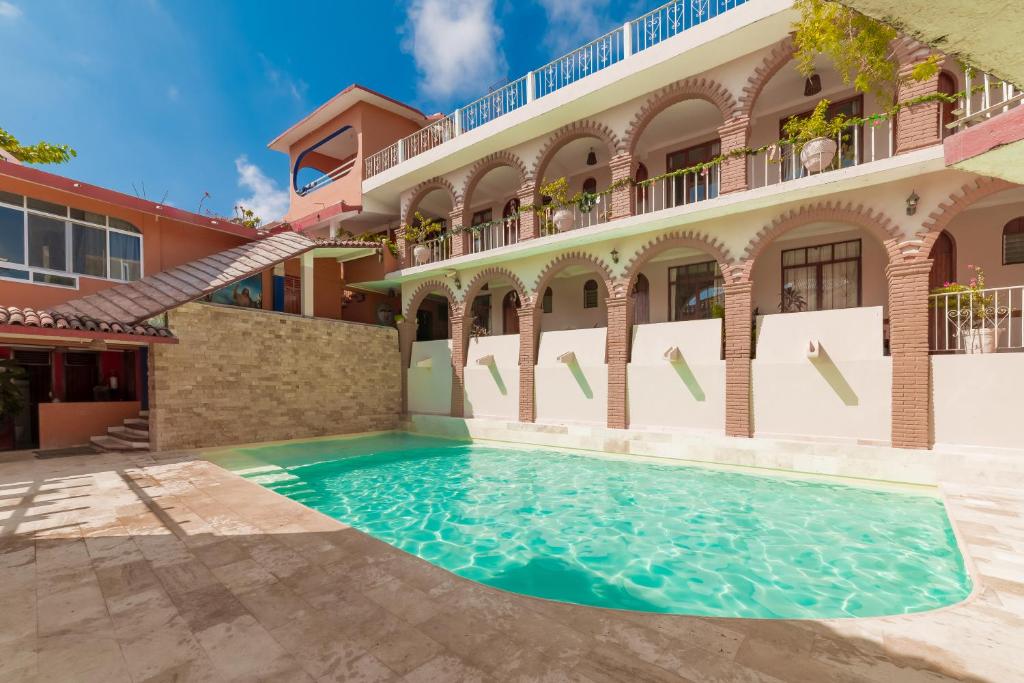 una piscina frente a un edificio en Hotel San Juan, en Puerto Escondido