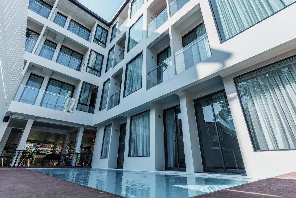 vista esterna di un edificio con piscina di POR Arak a Chiang Mai