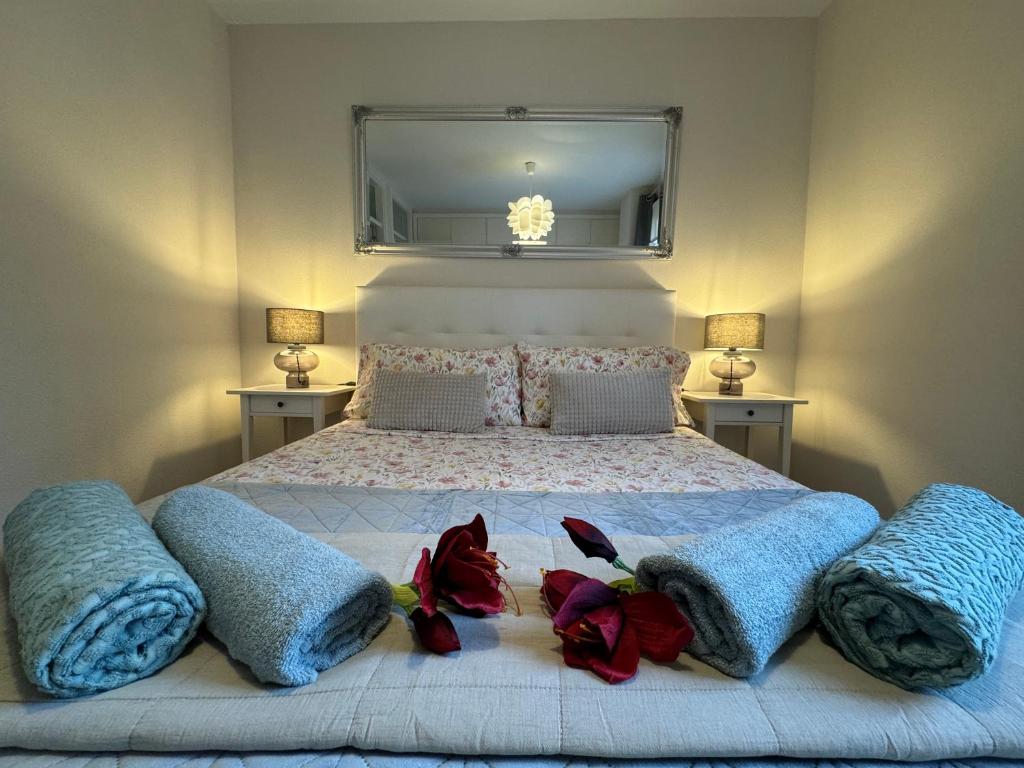 1 dormitorio con 1 cama grande con almohadas azules en DREAM LAGUNA, en La Laguna
