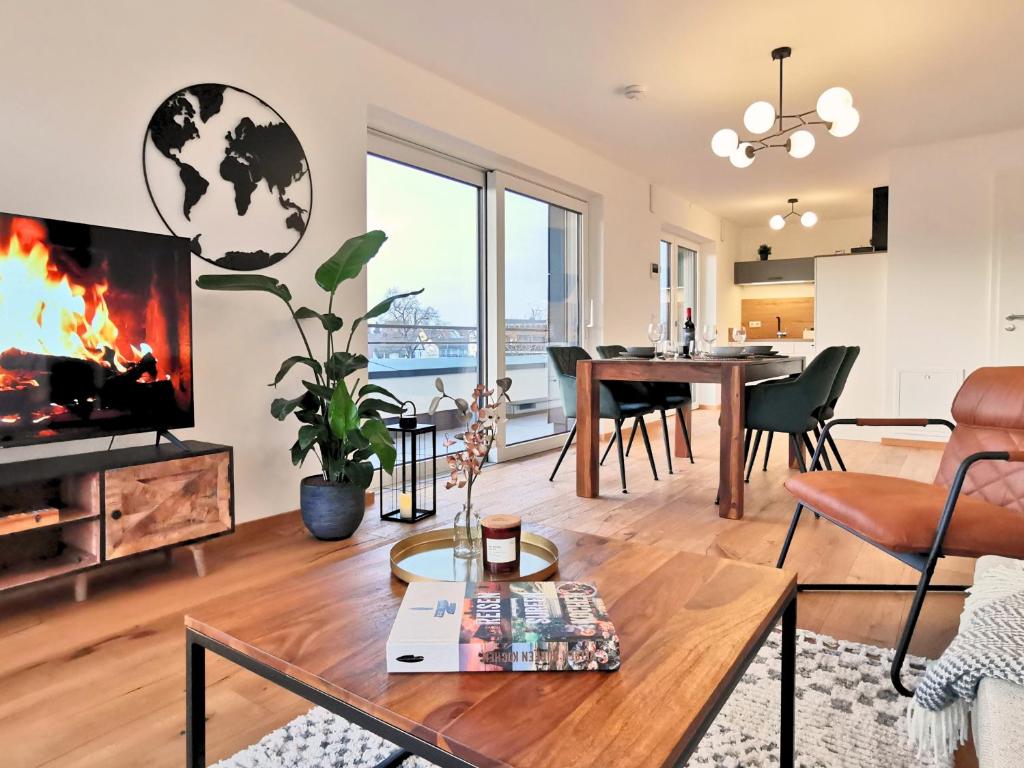 a living room with a fireplace and a table at Fynbos Deluxe, Penthouse oder Balkon, Parkplatz in Straubing