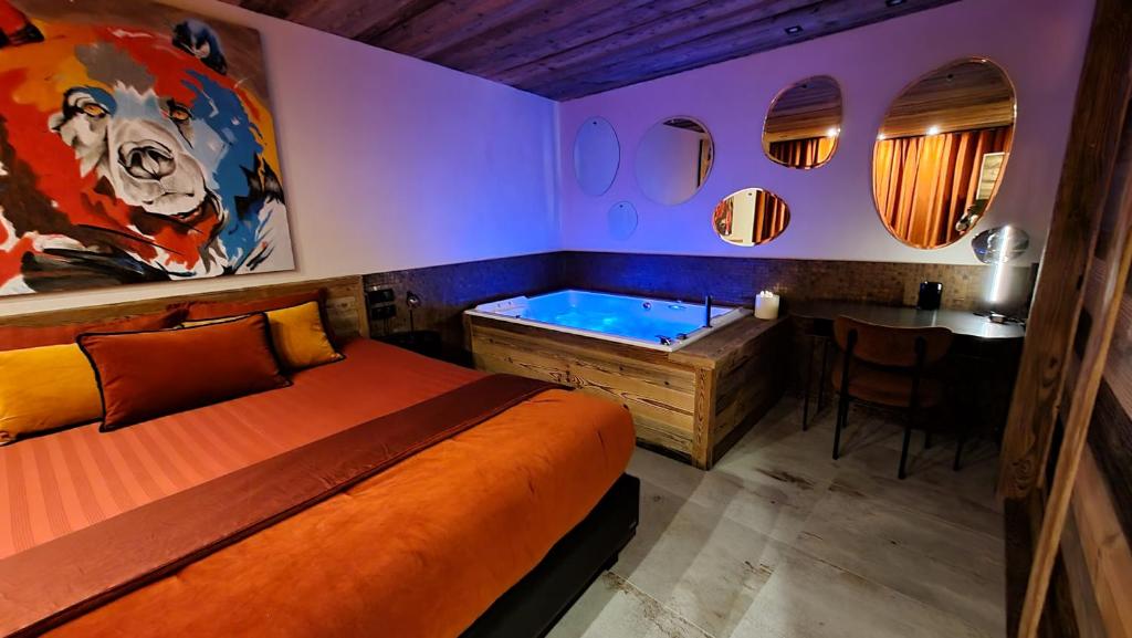 - une chambre avec un lit et une baignoire dans l'établissement Chalet Eden Vanoise, à Bourg-Saint-Maurice
