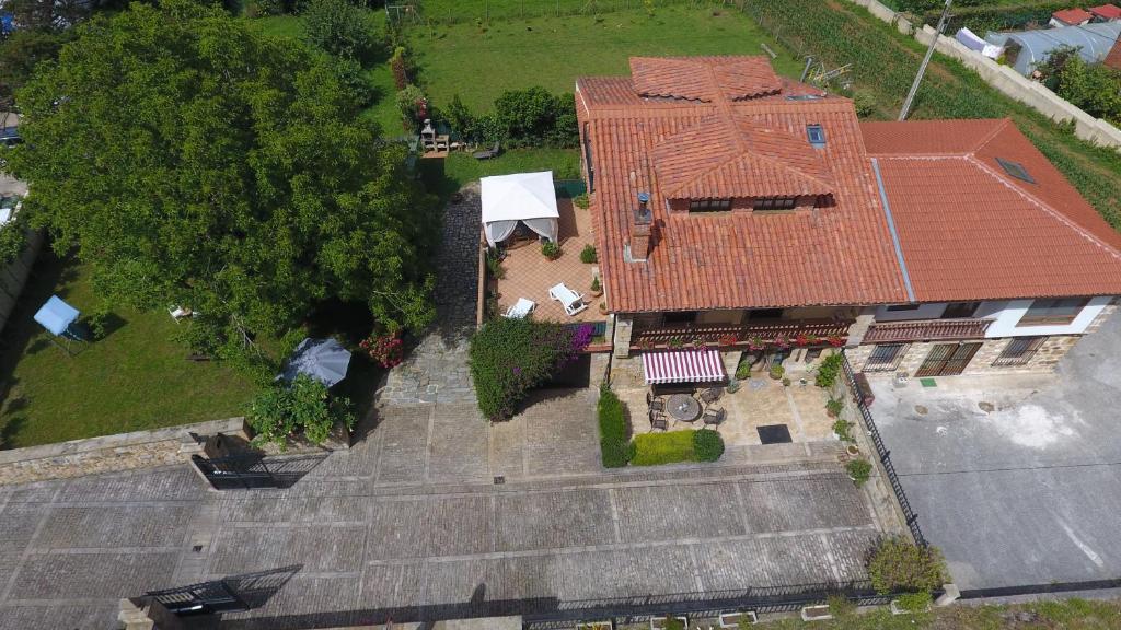 an overhead view of a large house with a roof at La Chimenea Cantabra in Oreña