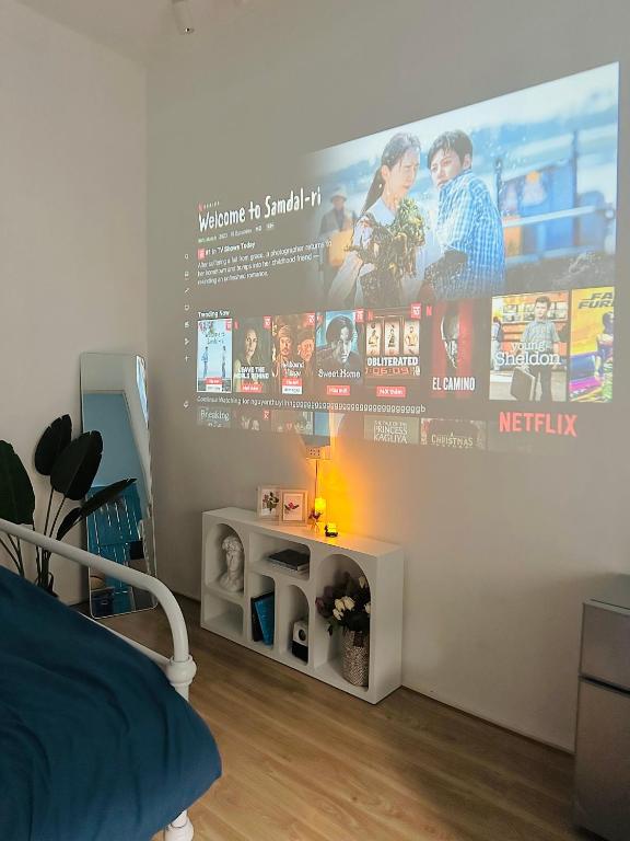 TV a/nebo společenská místnost v ubytování Heart of Hoan Kiem-RARE 5BR Private house unique design travel hub 13pax