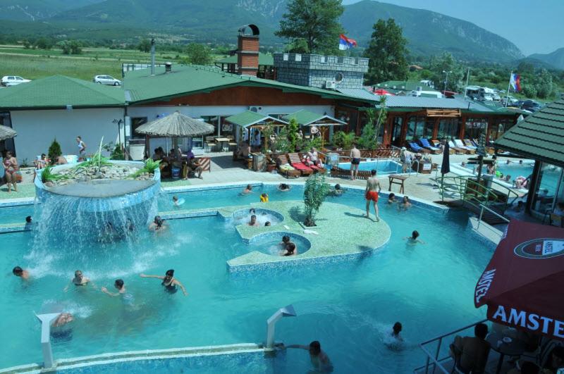 - un groupe de personnes dans la piscine d'un complexe dans l'établissement Vila Homoljska Idila1 Banja Zdrelo, à Petrovac na Mlavi
