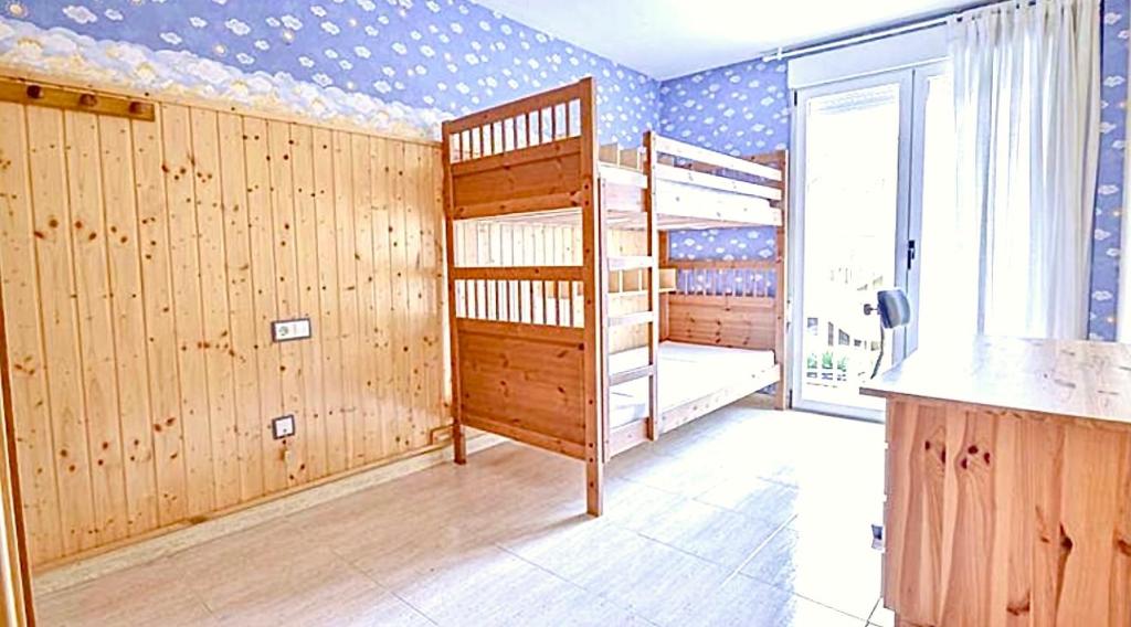 1 dormitorio con 2 literas y ventana en Apartamento en el Edificio Barlovento, situado en el centro de Alcossebre, a 200m del mar, en Alcossebre