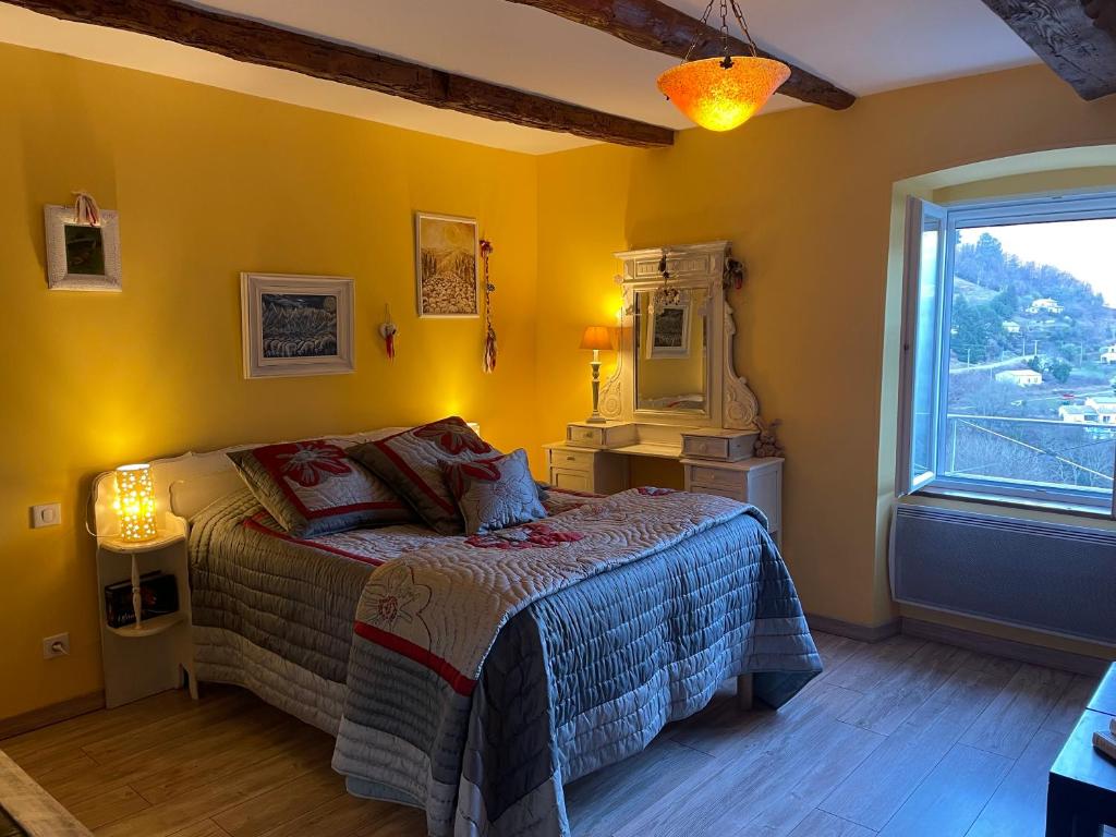 Postel nebo postele na pokoji v ubytování Gîte "Lo Fédou d'Antraigues sur Volane"