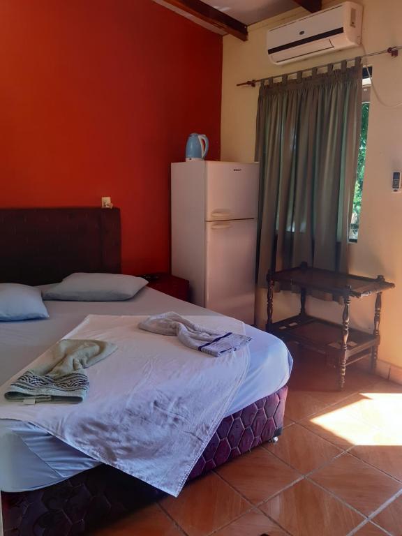 a bedroom with two beds and a table in it at Hotel-Balneario Acuamanía in Hernandarias