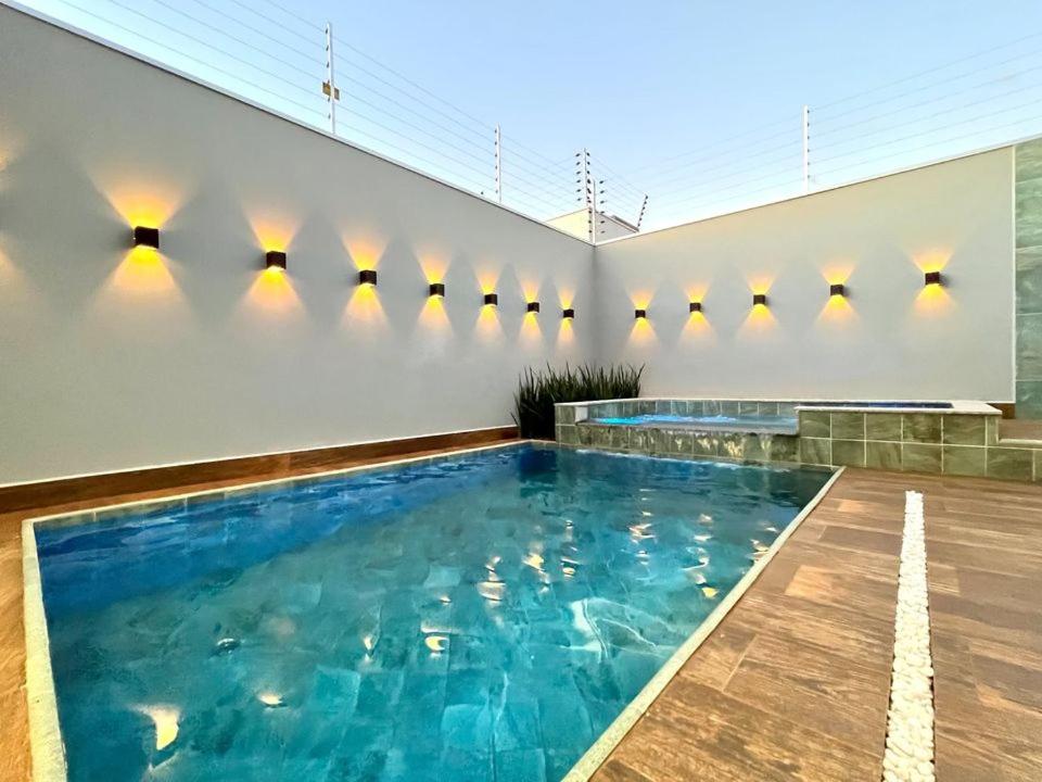 een groot zwembad in een gebouw met bij Casa para fins de semana in Maringá
