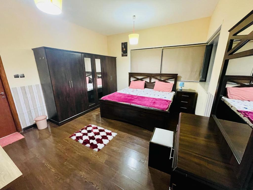 1 dormitorio con 1 cama con sábanas rosas en Master Sea view Room Attached Washroom, en Dubái