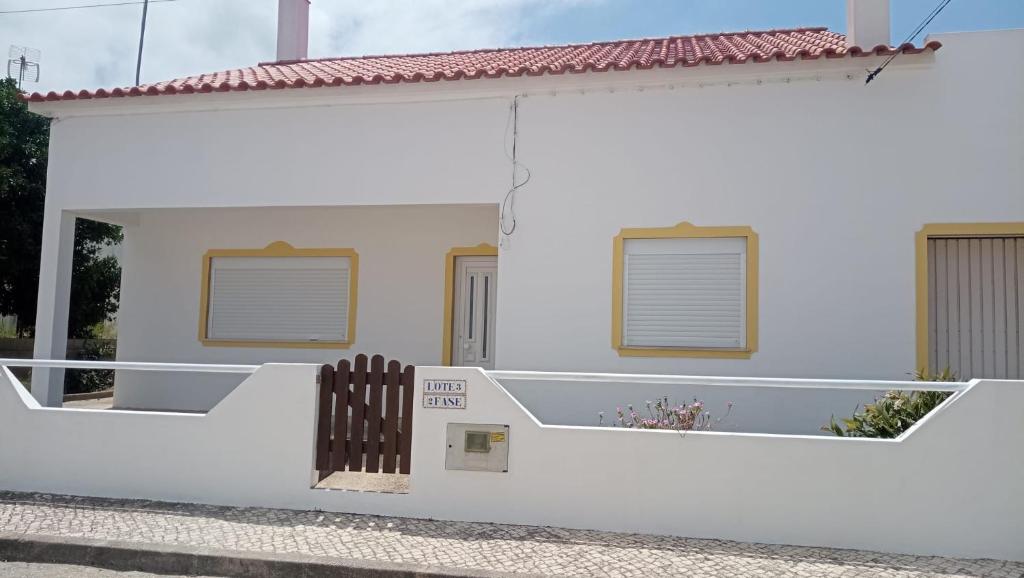 奧德賽克斯的住宿－Casa da Vila - Malhadais，前面有栅栏的白色房子