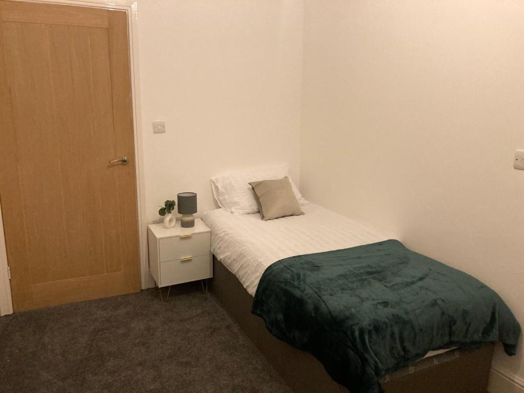Habitación pequeña con cama y mesita de noche en Riverside by Teil en Preston