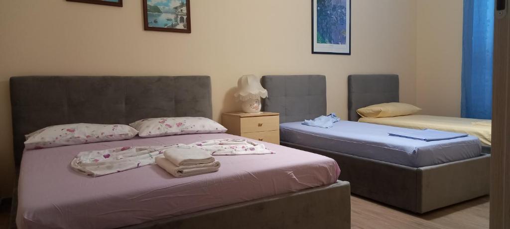 1 dormitorio con 2 camas individuales y cabecero en Stanze private in villa, en Turín