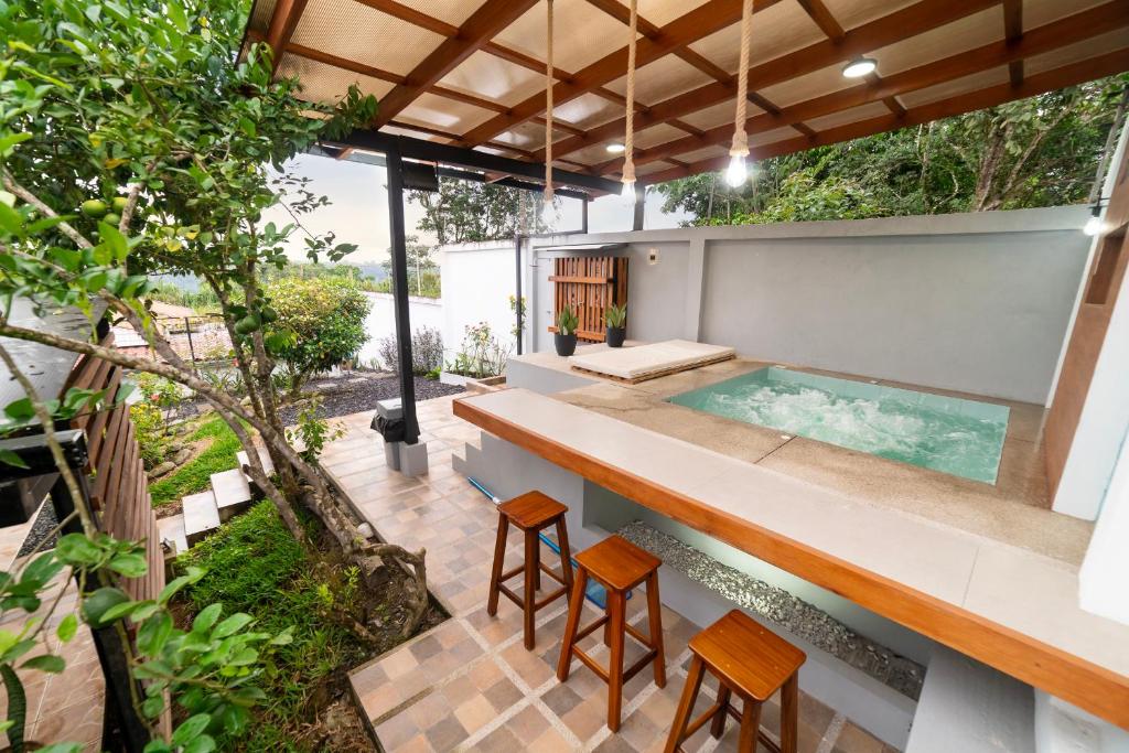 una piscina al aire libre con jacuzzi en una casa en Markinkia - Estancia Amazónica, en Macas