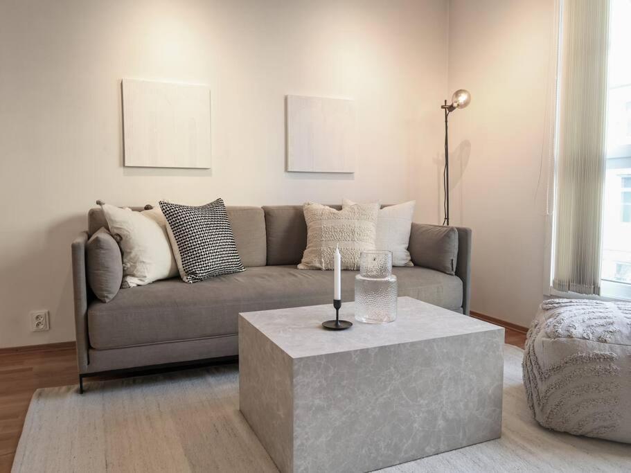 ein Wohnzimmer mit einem Sofa und einem Tisch in der Unterkunft Live in a stylish home in the center of Oslo in Oslo