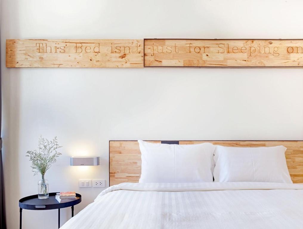 Postel nebo postele na pokoji v ubytování NornDee Hotel