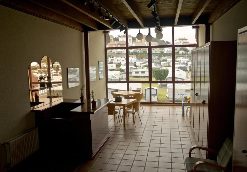 A restaurant or other place to eat at Apartamentos Marina