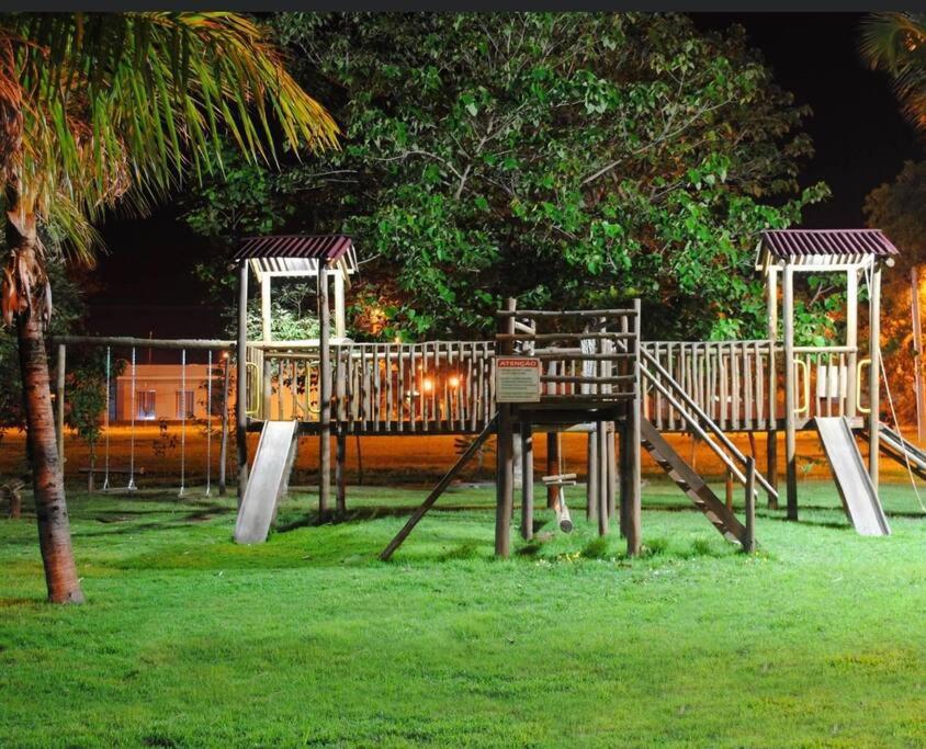un parque con parque infantil con tobogán en Rancho condomínio Terras d barra, 