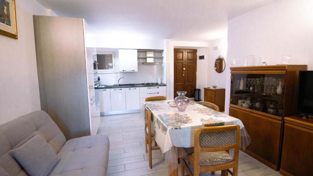 eine Küche und ein Esszimmer mit einem Tisch und Stühlen in der Unterkunft B&B La Zia - Manoppello in Manoppello