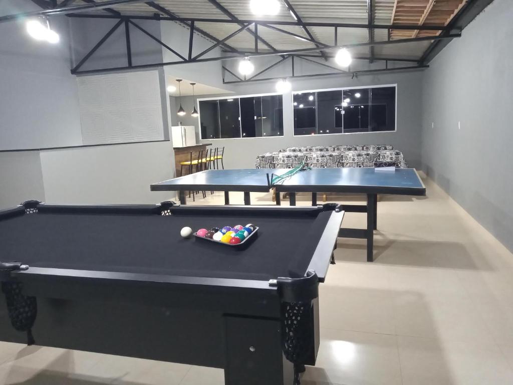 TRIPLEX COM SALÃO DE FESTAS À 1.3 KM DA PRAIA في بيساراس: طاولتين بينج بونغ في غرفة بينج بونغ