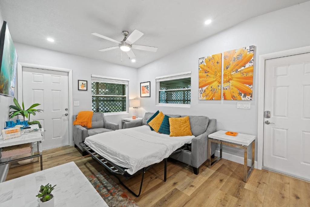 Posezení v ubytování Midtown Cottage - In the heart of Cocoa Beach