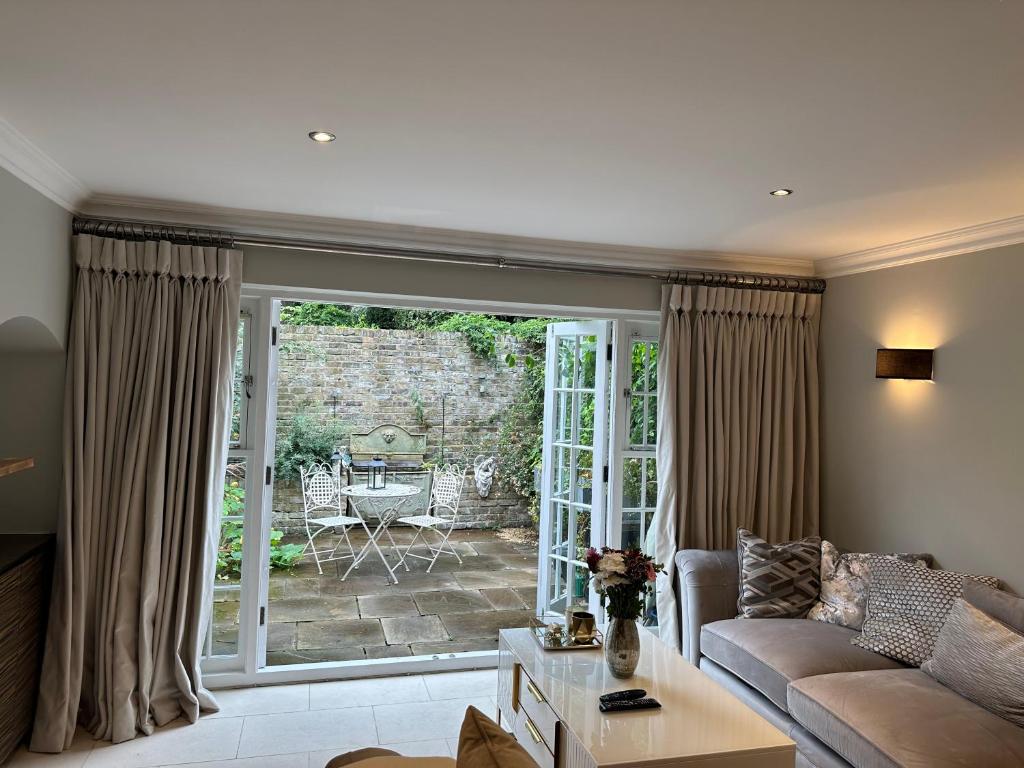 Posezení v ubytování FAIRYTALE BELGRAVIA HOUSE - 2 beds 2 baths 4 people