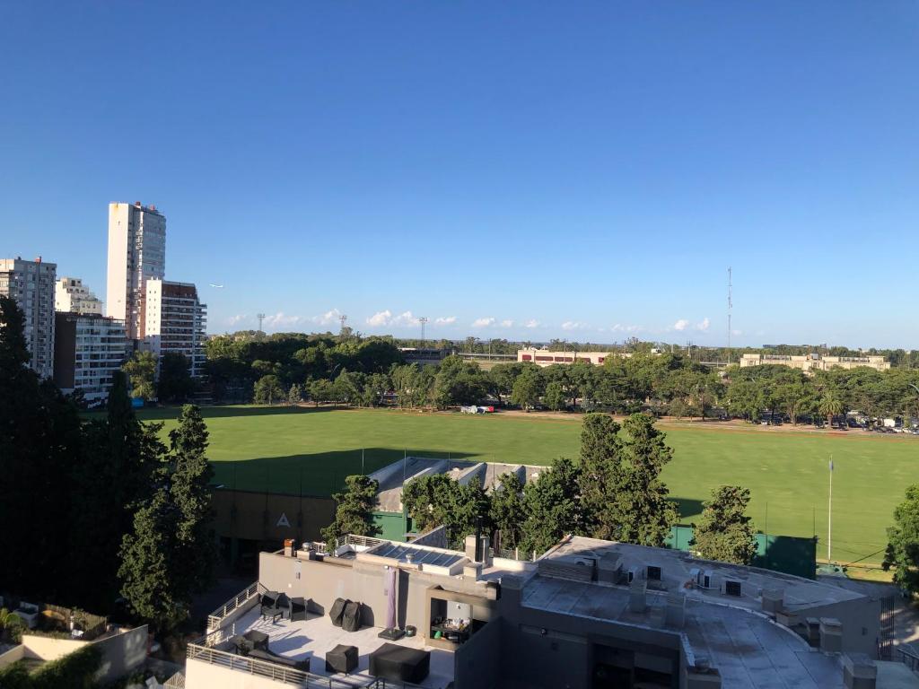 uma vista para um campo de basebol numa cidade em Arce 23 em Buenos Aires