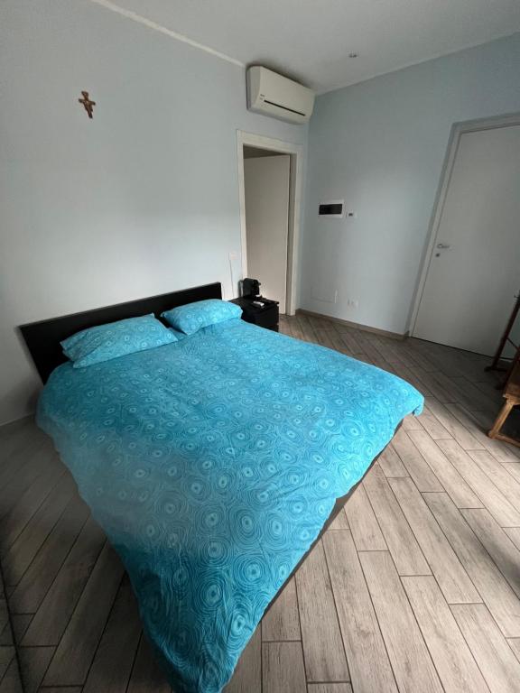 Cassano MagnagoにあるVilla Mimosaのベッドルーム1室(青い掛け布団付きのベッド1台付)