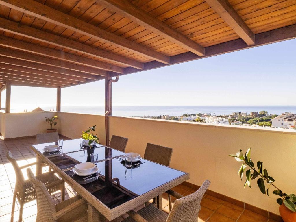 een eetkamer met een tafel en stoelen bij Ático con vistas al mar piscina y parking in Málaga