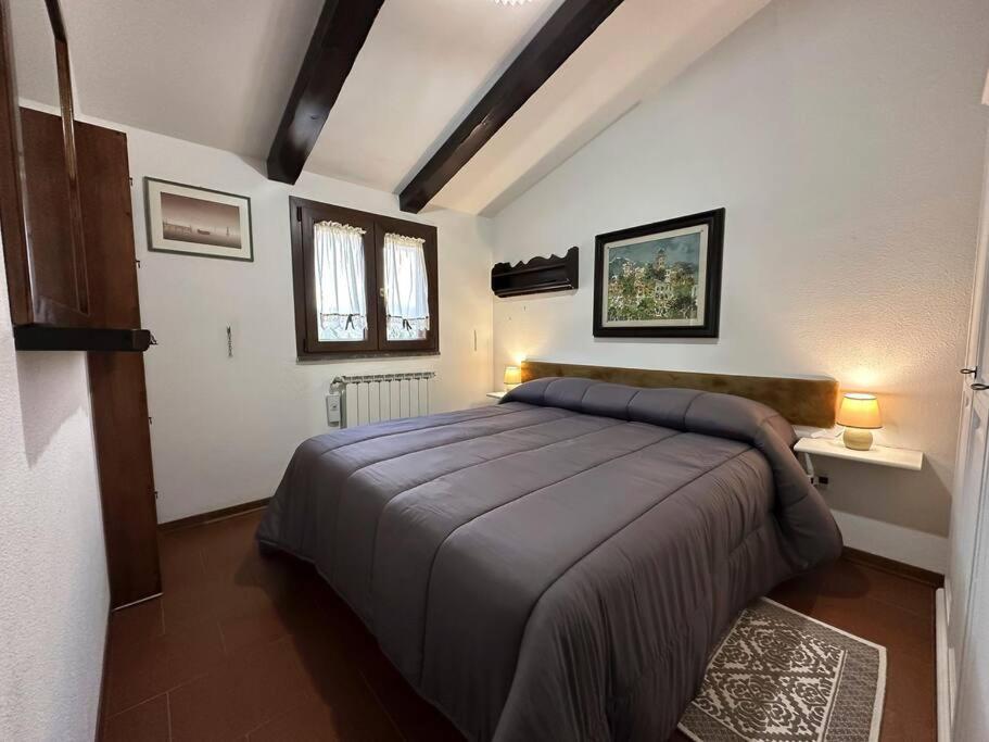 1 dormitorio con 1 cama grande en una habitación en [FREE PARKING] La Bianca Neve Cottage en Castel di Sangro