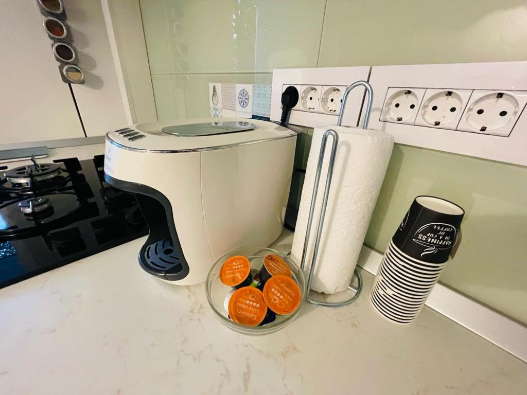 eine Küchentheke mit einer Saftpresse und einigen Orangen in der Unterkunft Perfect, relaxing and cozy apartment in Timişoara