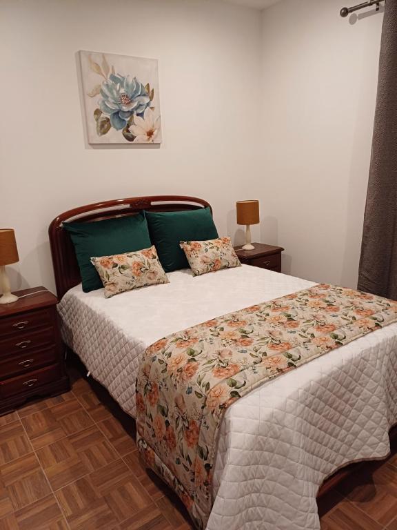 een slaapkamer met een bed en twee nachtkastjes bij Amarante Residence in Amarante