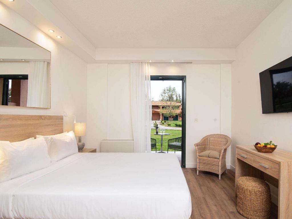 Postel nebo postele na pokoji v ubytování Grecotel LUXME Costa Botanica