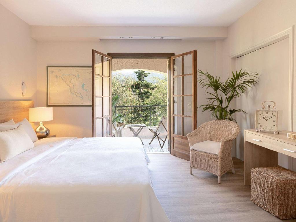 Postel nebo postele na pokoji v ubytování Grecotel LUXME Costa Botanica