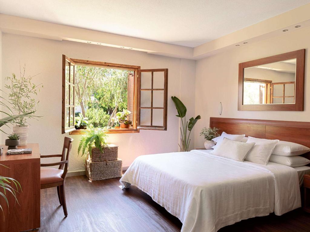 Postel nebo postele na pokoji v ubytování Grecotel LUXME Costa Botanica