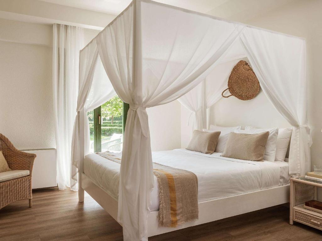 Postel nebo postele na pokoji v ubytování Grecotel LUXME Costa Botanica