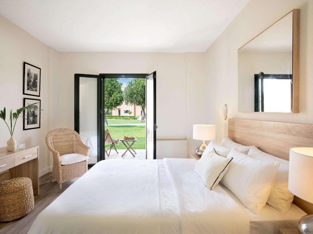 Postel nebo postele na pokoji v ubytování Grecotel LUXME Costa Botanica
