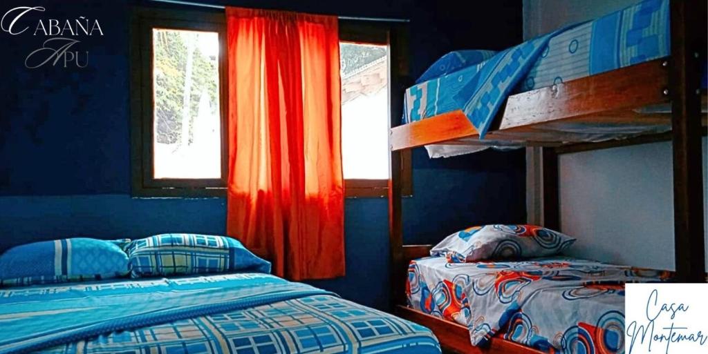 sypialnia z 2 łóżkami piętrowymi i oknem w obiekcie Casa Montemar Hotel-San Vicente w mieście San Vicente